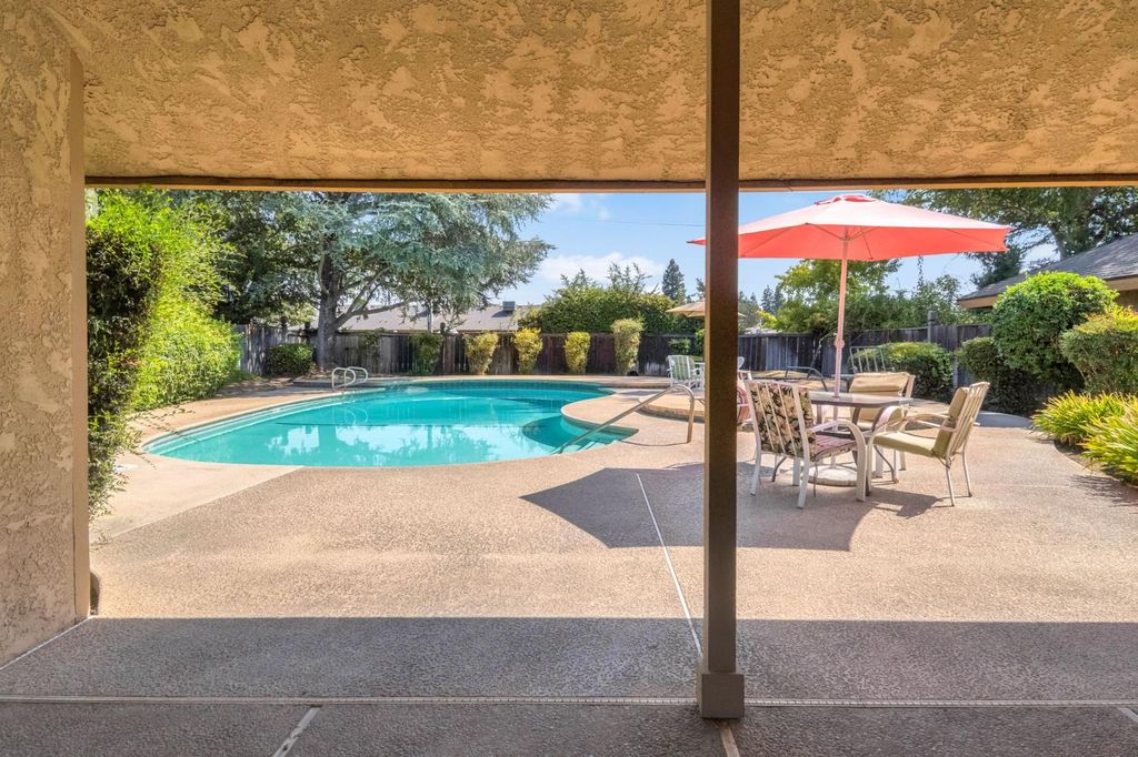 Image 24 of property listing at 1041 W Sierra Avenue, Fresno, CA 93711