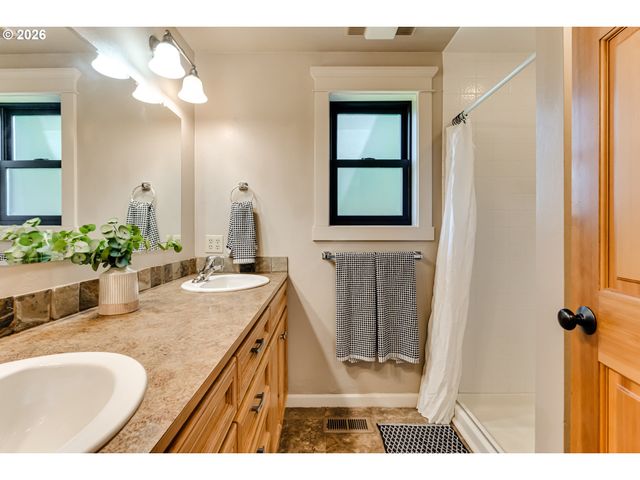 87933 10TH St, Veneta, OR 97487