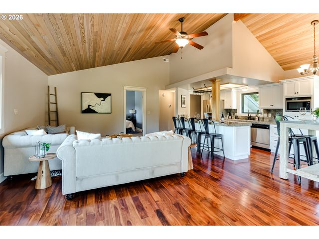 87933 10TH St, Veneta, OR 97487