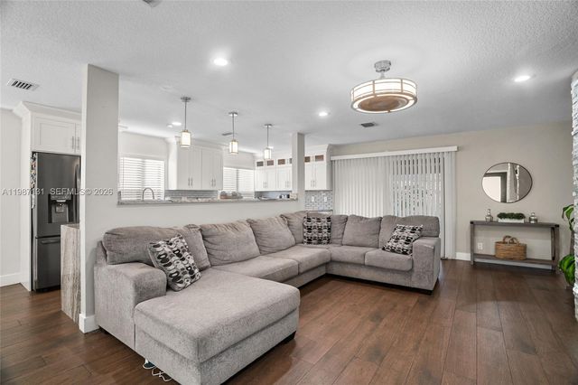 9841 NW 24th St, Coral Springs, FL 33065