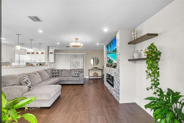 9841 NW 24th St, Coral Springs, FL 33065