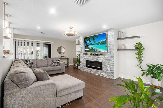 9841 NW 24th St, Coral Springs, FL 33065