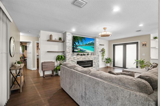 9841 NW 24th St, Coral Springs, FL 33065