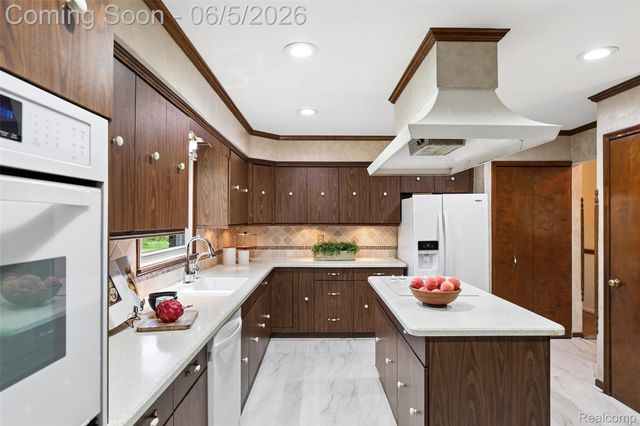 8701 Heatherset Drive, Brighton Township, MI 48114