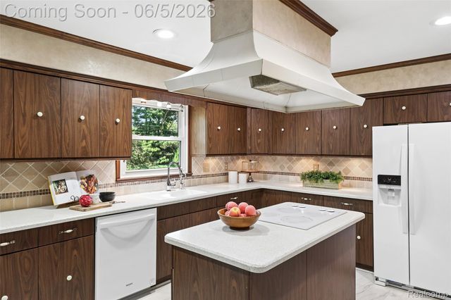 8701 Heatherset Drive, Brighton Township, MI 48114