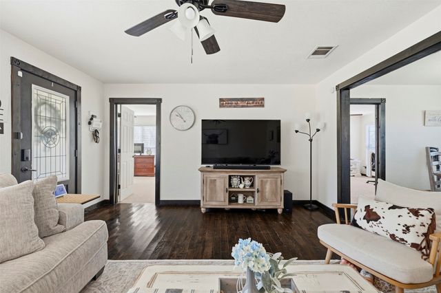 1015 N Howeth Street, Gainesville, TX 76240