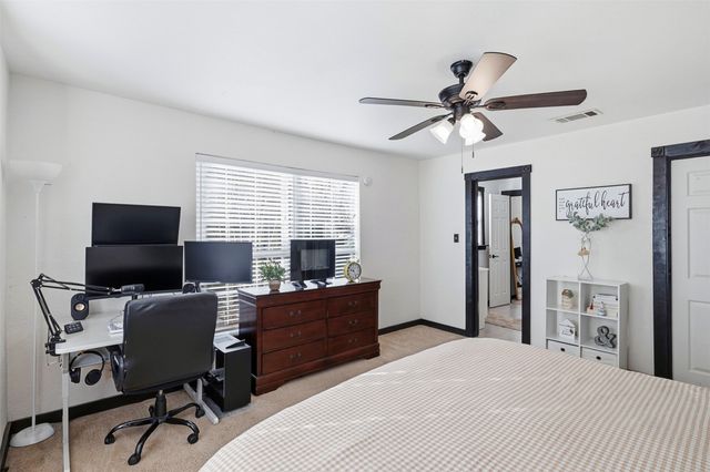 1015 N Howeth Street, Gainesville, TX 76240