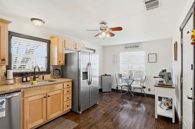 1015 N Howeth Street, Gainesville, TX 76240