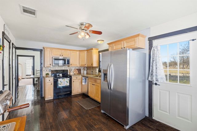 1015 N Howeth Street, Gainesville, TX 76240