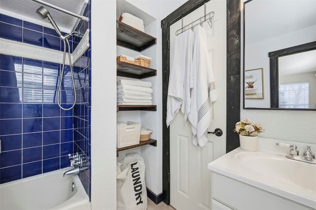 1015 N Howeth Street, Gainesville, TX 76240