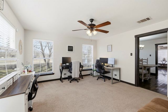 1015 N Howeth Street, Gainesville, TX 76240