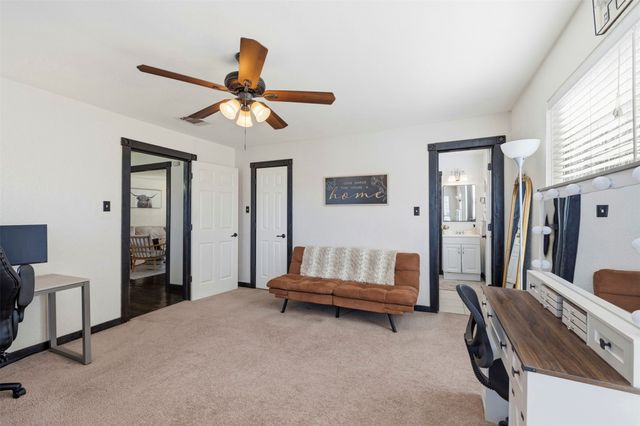 1015 N Howeth Street, Gainesville, TX 76240