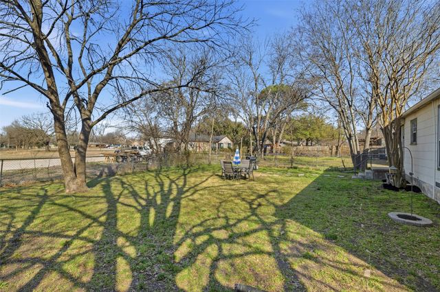 1015 N Howeth Street, Gainesville, TX 76240