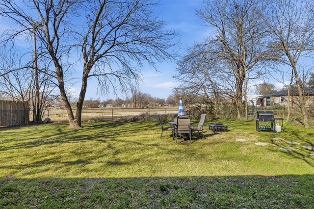 1015 N Howeth Street, Gainesville, TX 76240