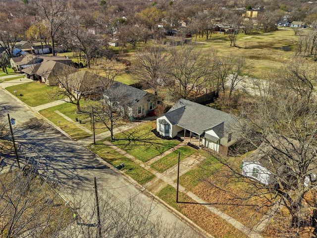 1015 N Howeth Street, Gainesville, TX 76240