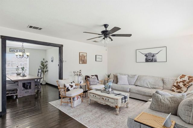 1015 N Howeth Street, Gainesville, TX 76240