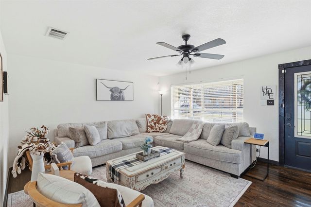 1015 N Howeth Street, Gainesville, TX 76240