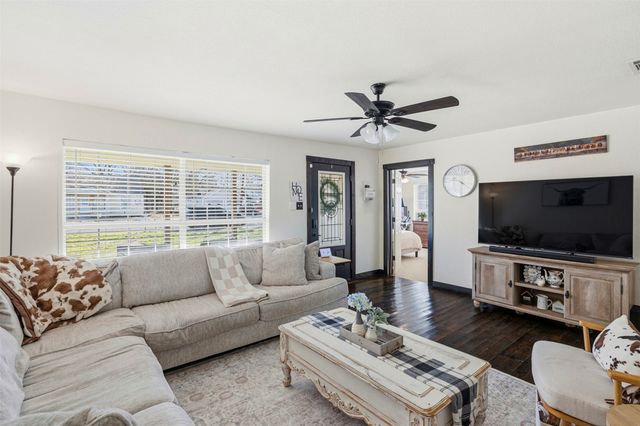 1015 N Howeth Street, Gainesville, TX 76240