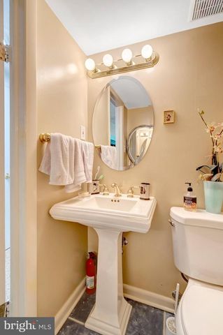608 TAZEWELL RD NW, Vienna, VA 22180