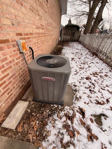 18136 Oakwood Avenue, Lansing, IL 60438