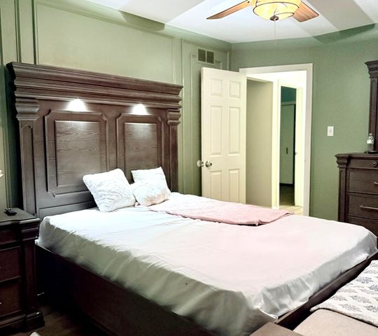 18136 Oakwood Avenue, Lansing, IL 60438