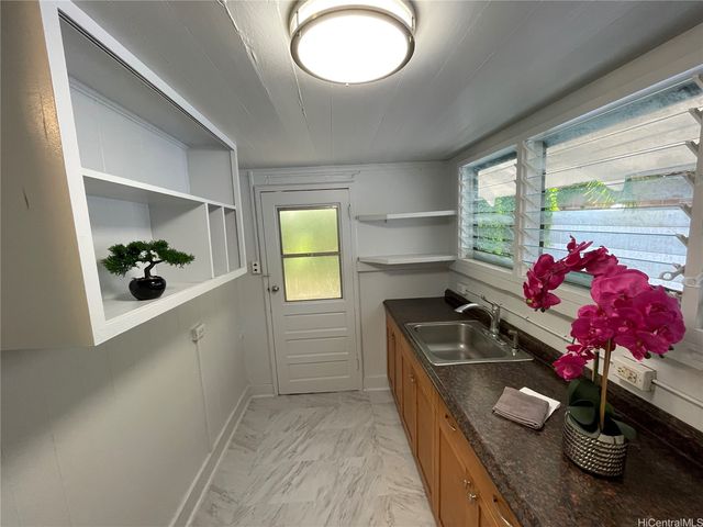 1030 16th Avenue, Honolulu, HI 96816