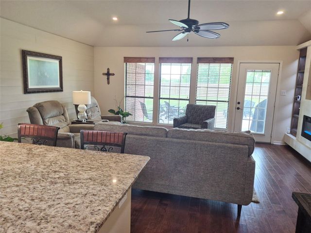 54 Zinnia Court, Lake Jackson, TX 77566