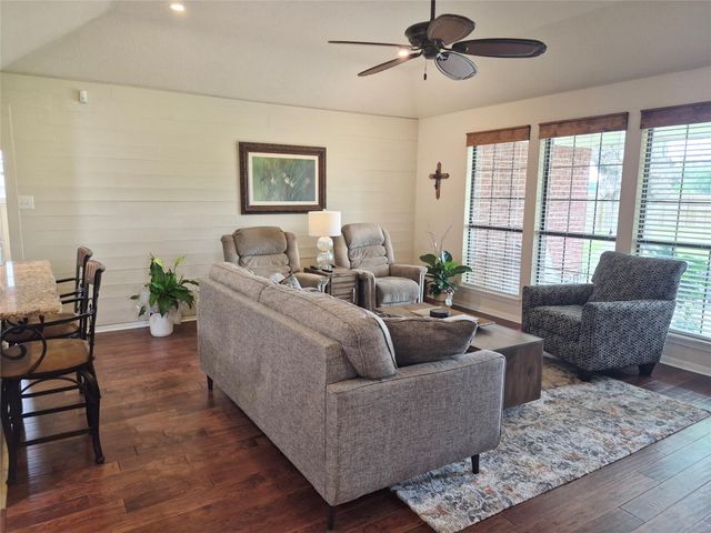 54 Zinnia Court, Lake Jackson, TX 77566