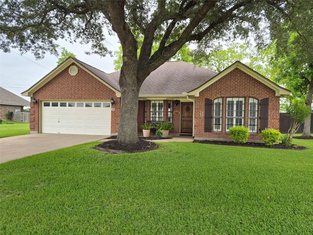 54 Zinnia Court, Lake Jackson, TX 77566