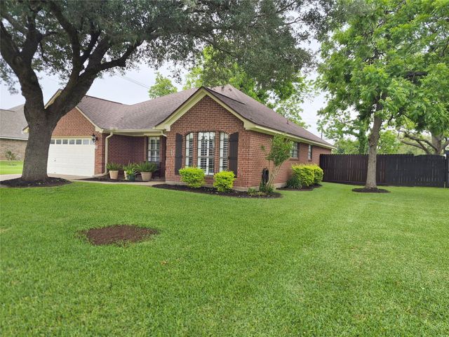 54 Zinnia Court, Lake Jackson, TX 77566