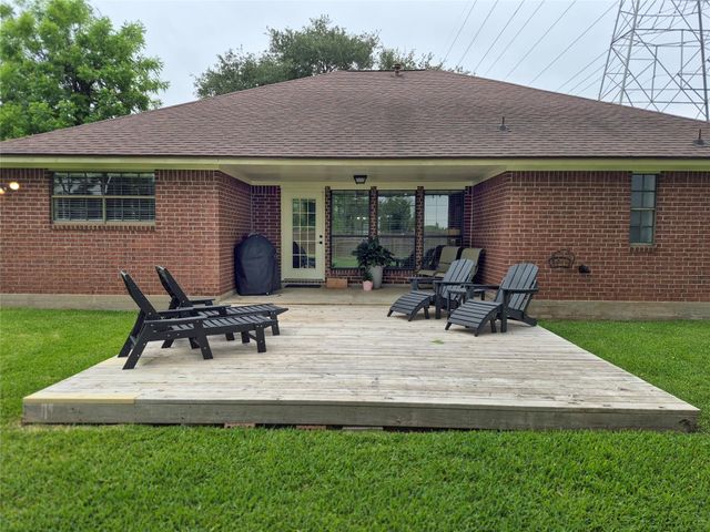 54 Zinnia Court, Lake Jackson, TX 77566