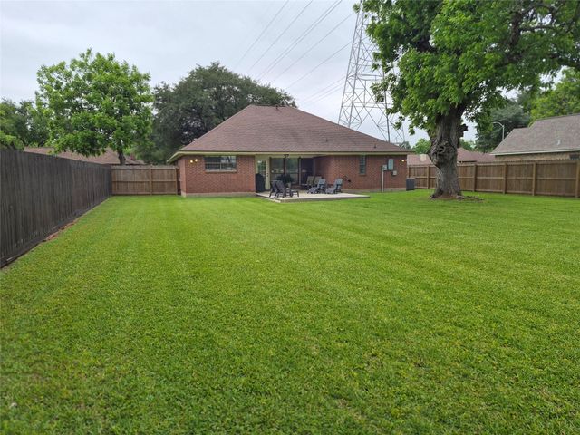 54 Zinnia Court, Lake Jackson, TX 77566
