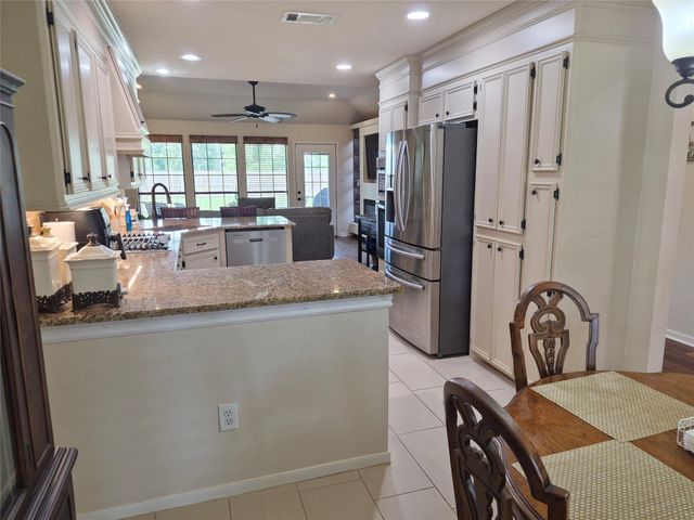 54 Zinnia Court, Lake Jackson, TX 77566