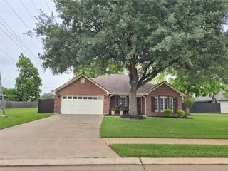 54 Zinnia Court, Lake Jackson, TX 77566