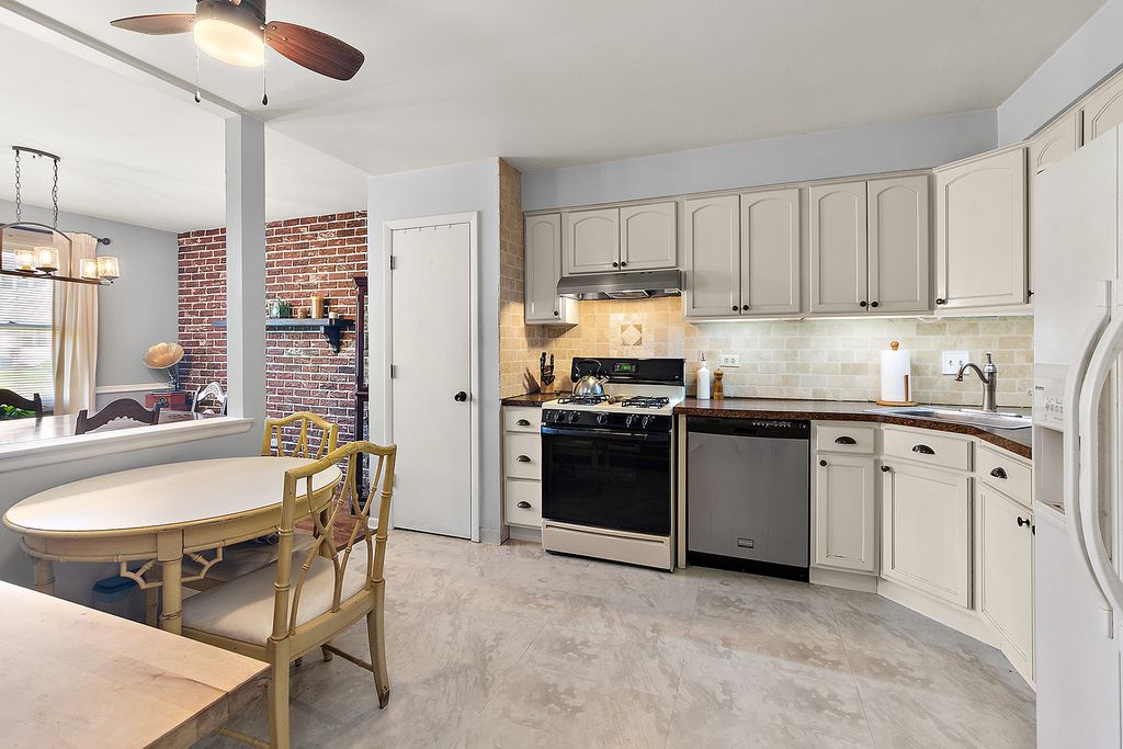 Image 12 of property listing at 6838 Winston Drive, Tinley Park, IL 60477