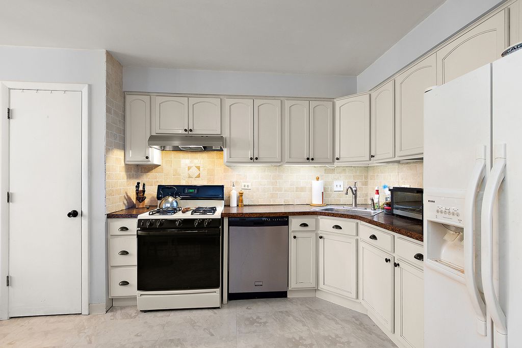 Image 13 of property listing at 6838 Winston Drive, Tinley Park, IL 60477