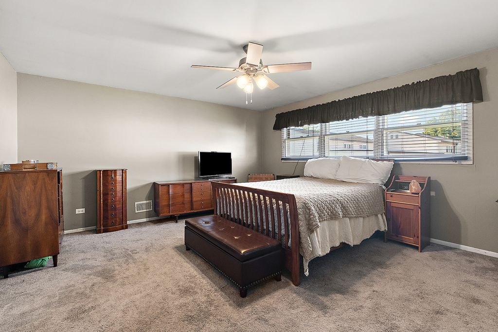 Image 17 of property listing at 6838 Winston Drive, Tinley Park, IL 60477