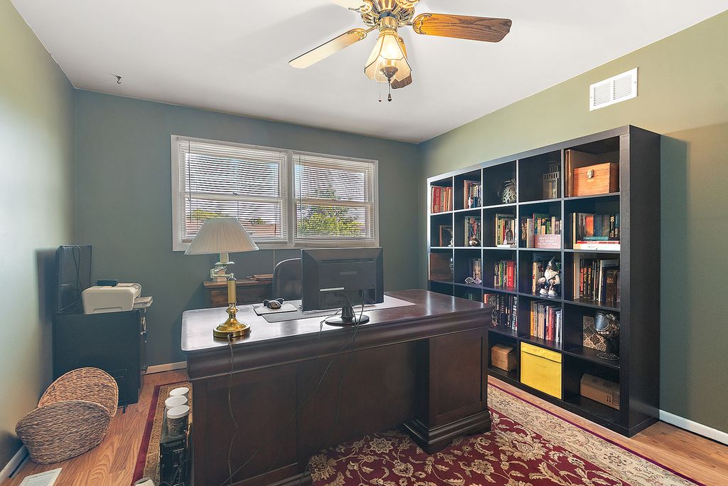 Image 18 of property listing at 6838 Winston Drive, Tinley Park, IL 60477