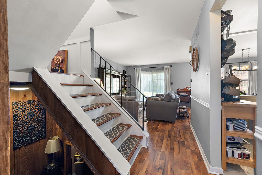 Image 3 of property listing at 6838 Winston Drive, Tinley Park, IL 60477