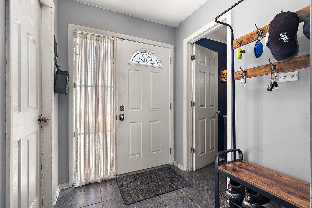 Image 4 of property listing at 6838 Winston Drive, Tinley Park, IL 60477