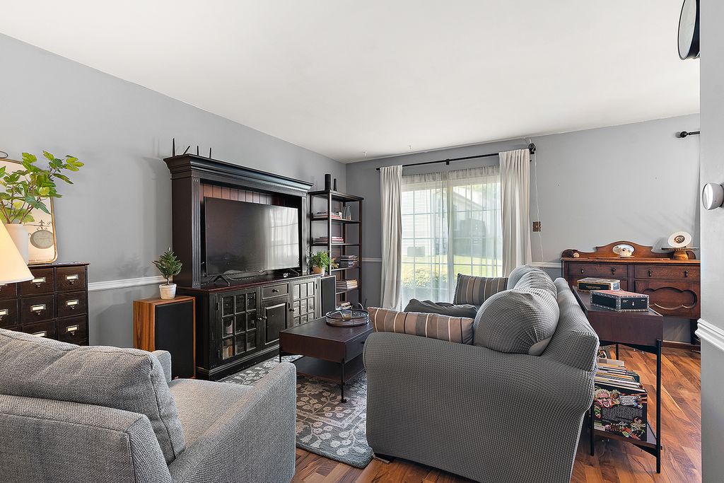 Image 5 of property listing at 6838 Winston Drive, Tinley Park, IL 60477