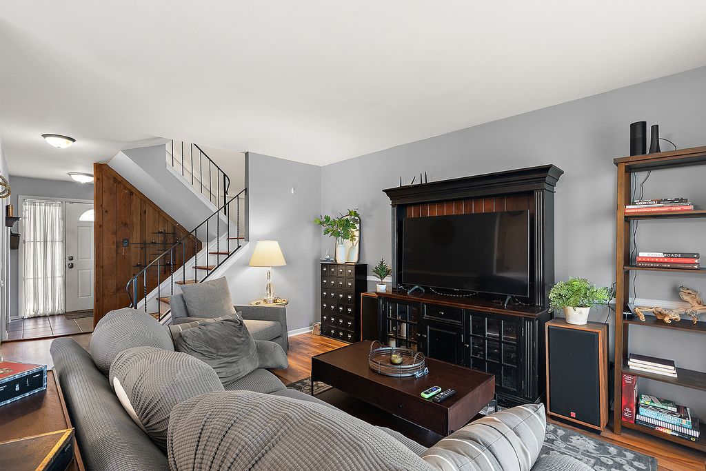 Image 6 of property listing at 6838 Winston Drive, Tinley Park, IL 60477