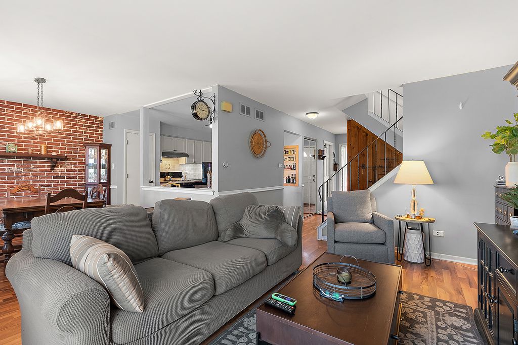 Image 7 of property listing at 6838 Winston Drive, Tinley Park, IL 60477