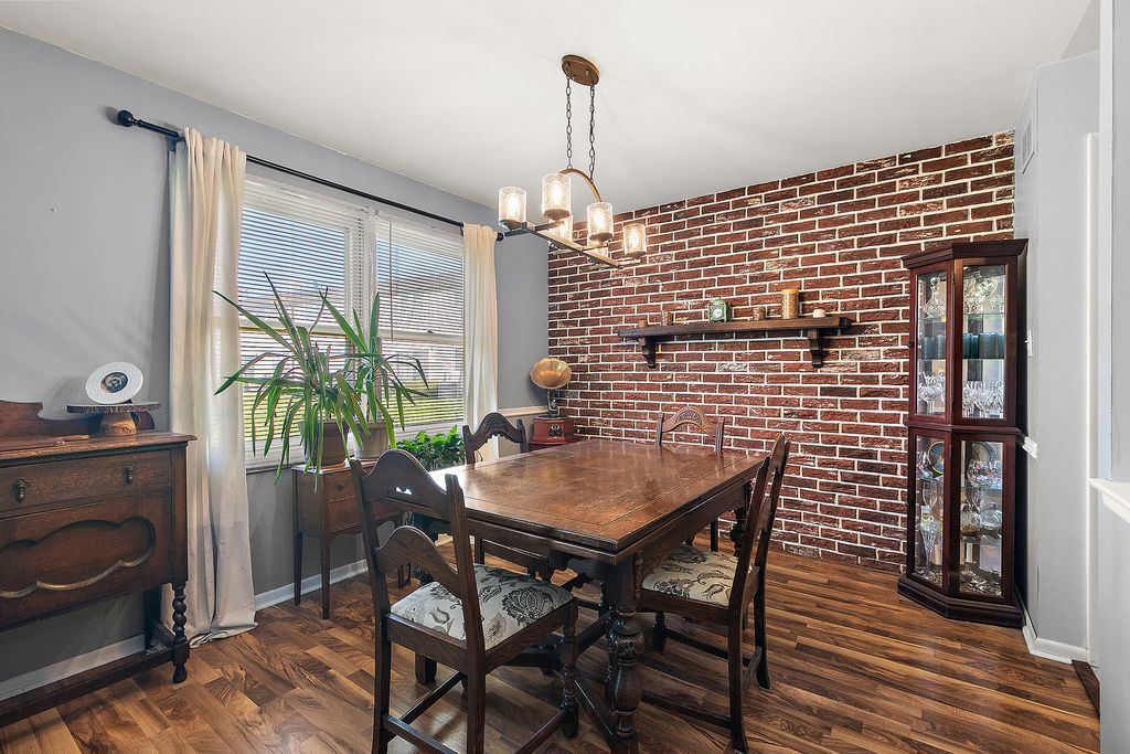 Image 8 of property listing at 6838 Winston Drive, Tinley Park, IL 60477