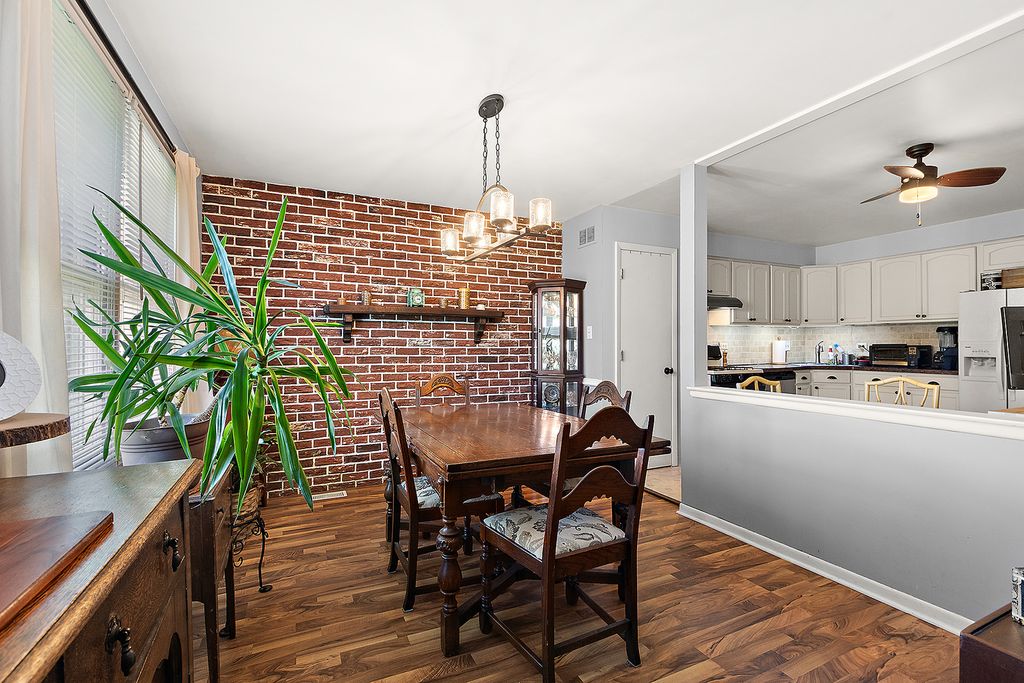 Image 9 of property listing at 6838 Winston Drive, Tinley Park, IL 60477