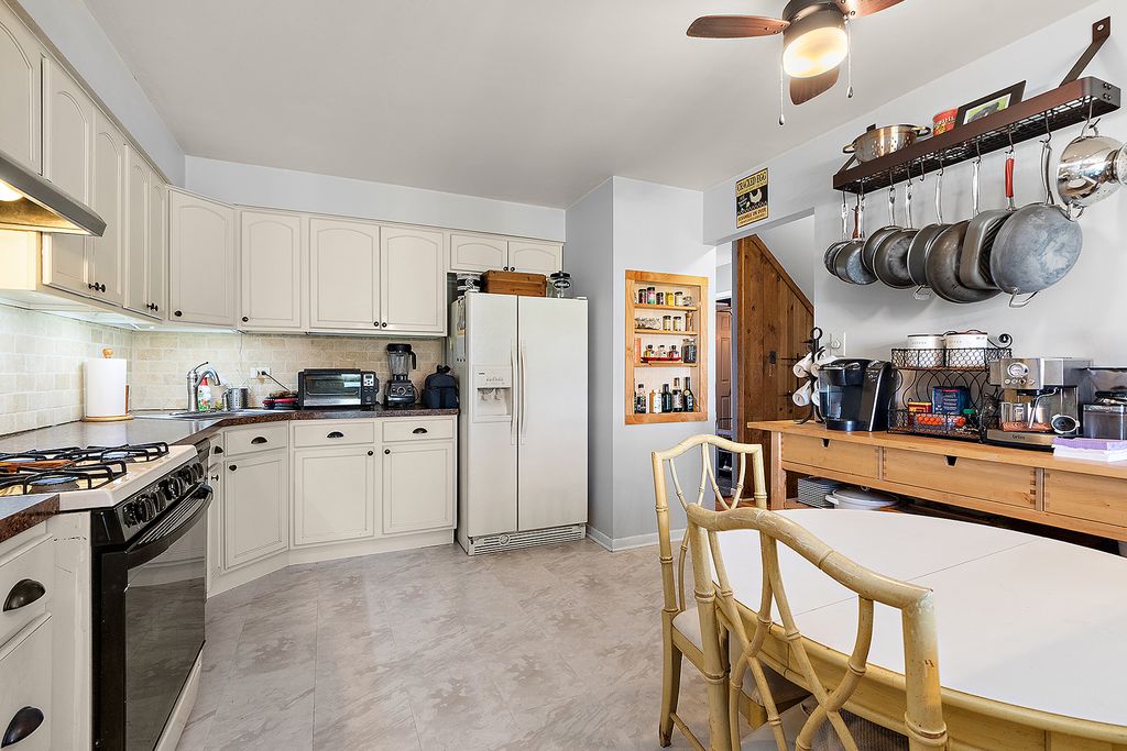Image 10 of property listing at 6838 Winston Drive, Tinley Park, IL 60477