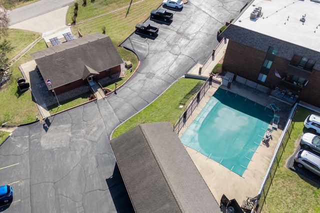 180 Wilshire Drive 85, Hollister, MO 65672