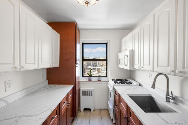 46 Terrace Circle 3F, Great Neck, NY 11021