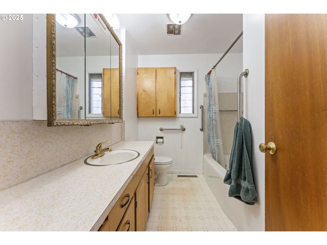 5710 N HOUGHTON St, Portland, OR 97203