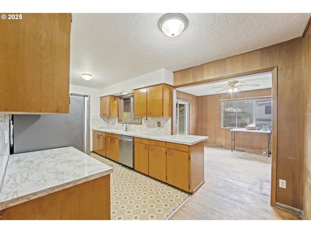 5710 N HOUGHTON St, Portland, OR 97203